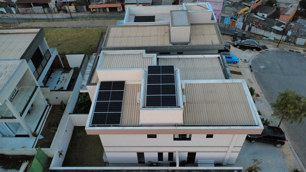 Projeto residencial PAOM em Cotia — casa com 8 placas